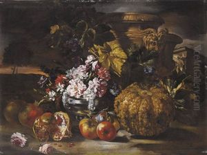 Rose E Garofani In Un Vaso D'argento Con Uva E Melograne Su Sfondo Di Paesaggio