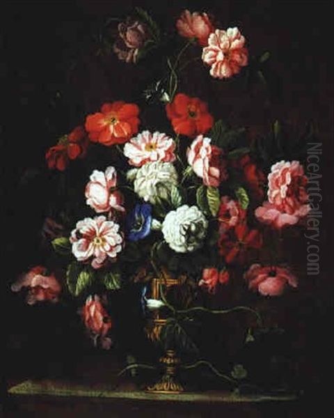 Groser, Dekorativer Blumenstraus Von Rosen Und Akeleien In Einer Prunkvase - view 1