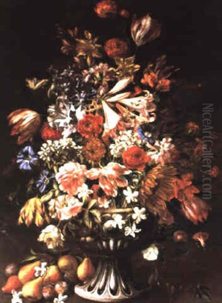 Groser Blumenstraus In Einer Steinernen Prunkvase Mit Fruchten - view 1