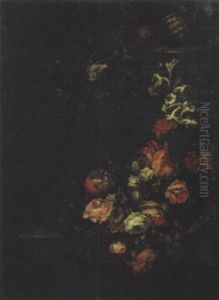 Ghirlande Di Fiori E Due Angurie In Un Piatto D'argento Su Un Basamento Di Colonna