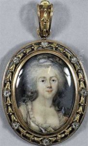Femme De Qualite En Robe De Soie Jaune Bordee De Demtelle Et Coiffee A La Conseilleur
