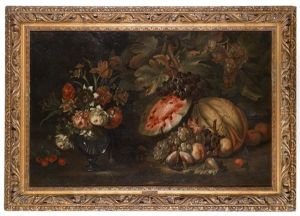 Ein Stillleben Von Moosrosen, Tulpen, Lilien Und Anderen Blumen In Einer Glasvase Neben Wassermelonen, Feigen Und Trauben Auf Einer Tischkante
