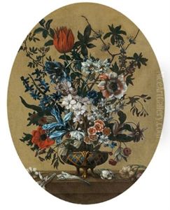 Blumenstraus In Einer Kostbaren Vase Aus Metall Und Blauem Glas