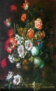 Grosser Dekorativer Blumenstrauss In Einer Plastisch        Verzierten Metallvase