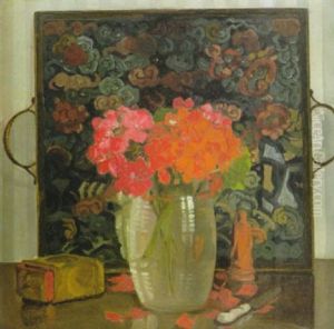 Stilleben Mit Rotem Strauss Und Blumengemustertem Tablett