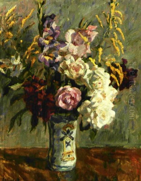 Roser Og Gyldenris I En Vase Pa Et Bord - view 1