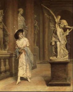 Jeune Femme Devant La Sculpture De Cupidon