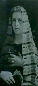 Joven Al Trasluz Con Mantilla Y Misal