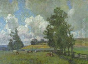Oberbayerische Sommerlandschaft Mit Kuhen Auf Der Eingezaunten, Von Baumen Gesaumten Weide Oberbayerische Sommerlandschaft Mit Kuhen Auf Der Eingezaunten, Von Baumen Gesaumten Weide