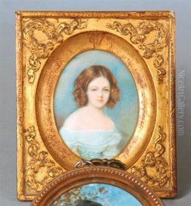 Jeune Fille En Robe Bleue Decolletee, Les Cheveux Chatains Mi-longs, Sur Fond Bleu Nuageux Jeune Fille En Robe Bleue Decolletee, Les Cheveux Chatains Mi-longs, Sur Fond Bleu Nuageux