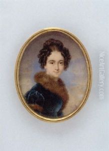 Eine Junge Frau Mit Lockenfrisur In Blauem Mantel Mit Pelzkragen Vor Wolkenhintergrund