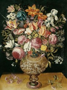 Groser, Dekorativer Blumenstraus Mit Tulpen, Rosen Und Anderen Bluten In Einer Plastisch Verzierten Prunkvase