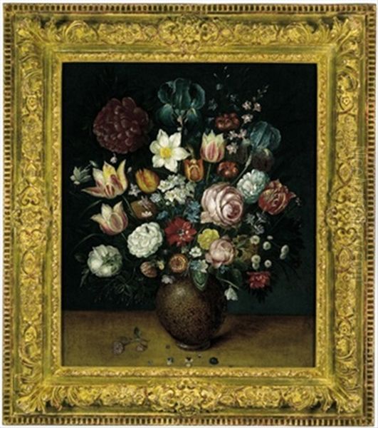 Ein Blumenstraus In Einer Bauchigen Tonvase - view 1