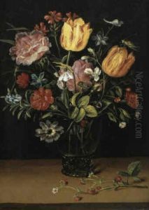 Vase Fleuri Et Branche De Fraisier Sur Un Entablement De Bois