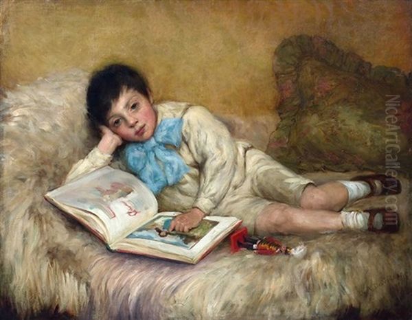 Knabe Mit Bilderbuch Auf Einem Sofa Liegend - view 1