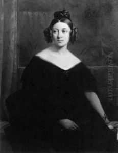 Portrait De Femme Assise Tenant Un Eventail Devant Un Fond Rouge