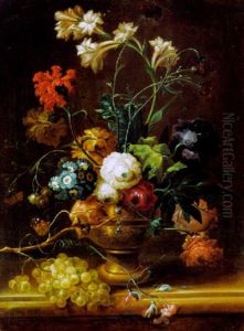 Blumenstraus In Einer Ornamental Verzierten Vase Und Weintrauben Auf Einer Tischplatte Blumenstraus In Einer Ornamental Verzierten Vase Und Weintrauben Auf Einer Tischplatte