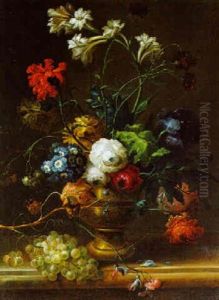 Blumenstrauss In Einer Ornamental Verzierten Vase Und Weintrauben Auf Einer Tischplatte