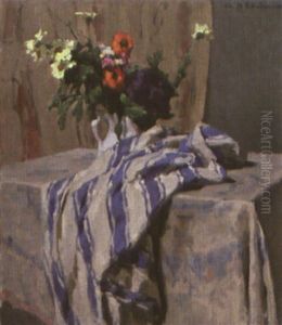 Fleurs Dans Un Vase Et Draperie Sur Un Entablement