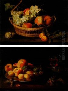 Des Pommes Et Des Prunes Dans Un Plat En Etain, Des Noisettes Et Des Verres De Vin Sur Un Entablement En Bois