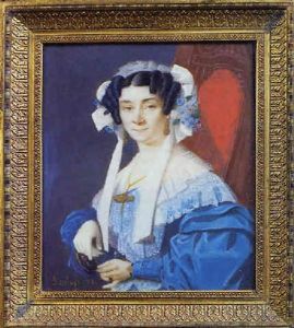 Une Femme En Robe De Soie Bleue A Large Col De Dentelle, Comme Sa Coiffe, Piquee De Fleurs