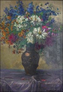 Sommerblumen In Bronzefarbener Vase