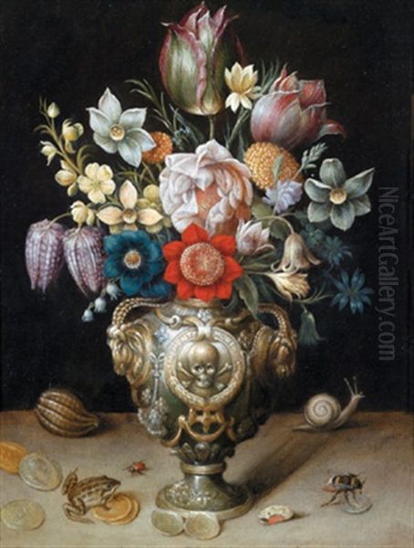 Blumenstraus In Einer Plastisch Verzierten Prunkvase Mit Frosch, Hummel, Schnecke, Maikafer Und Alten Munzen - view 1