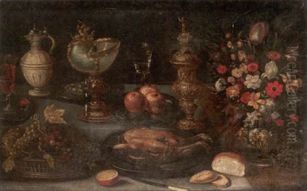 Groses Variastilleben Auf Einem Tisch. Ein Gebratenes Huhn, Ein Bastkorb Mit Trauben Und Eine Vase - view 1