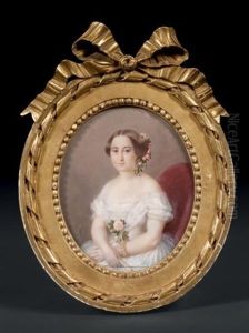 Portrait D'une Jeune Femme Assise Sur Un Sofa Rouge En Buste De Trois- Quarts Vers La Gauche Presque De Face