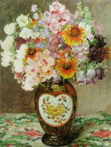 Prachtvoller Sommerblumenstraus In Japanischer Vase Auf Besticken Tuch Prachtvoller Sommerblumenstraus In Japanischer Vase Auf Besticken Tuch