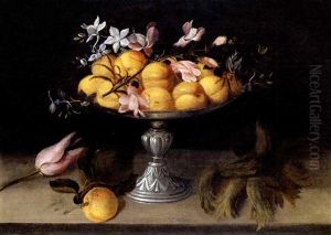 Alzata Metallica Con Pesche, Gelsomini E Un Ramo Di Giacinto, Sul Piano Una Pesca, Tulipano E Nocciole