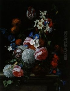 Ein Blumenstraus Mit Tulpen, Narzissen, Schneeballen, Peonien, Rosen Und Anderen Bluten In Einer Verzierten Vase
