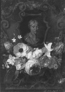 Le Buste De La Vierge Entoure D'une Guirlande De Fleurs