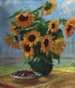 Ein Straus Sonneblumen Und Eine Schale Mit Pflaumen Vor Fluslandschaft