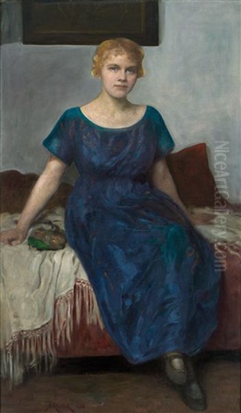 Ganzfigurliches Portrait Einer Jungen Blonden Frau Im Blauen Kleid, Auf Einem Sofa - view 1