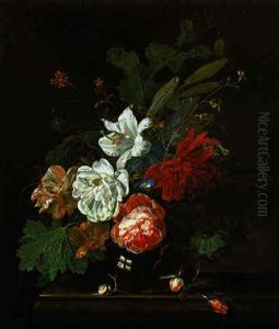 Ein Blumenstrauss Von Rosen, Tulpen, Mohnblumen, Wicken Und Einer Dahlie In Einer Glasvase