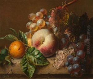 Fruchtestilleben Mit Pfirsich, Trauben, Weissen Johannisbeeren Und Einer Orange