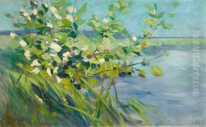 Landschaft Mit Bluhendem Strauch An Einem Ufer