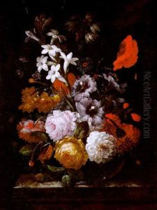 Blumenstraus Mit Rosen, Mohnblume Und Anderen Bluten In Einer Kugeligen Glasvase Auf Einer Steinplatte