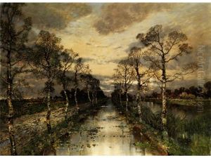 Herbstliche Flachlandschaft Mit Einem Kanal, Von Birken Gesaumt, Unter Regnerischem Wolkenhimmel