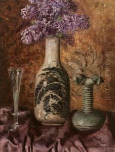 Stilleben Mit Fliederstraus In Japanischer Vase, Sektglas Und Jugendstilvase Auf Drapiertem Violetten Tuch Stilleben Mit Fliederstraus In Japanischer Vase, Sektglas Und Jugendstilvase Auf Drapiertem Violetten Tuch