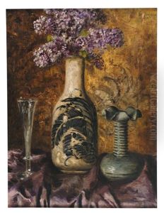 Stilleben Mit Fliederstraus In Japanischer Vase, Sektglas Und Jugendstilvase Auf Drapiertem, Violettem Tuch Stilleben Mit Fliederstraus In Japanischer Vase, Sektglas Und Jugendstilvase Auf Drapiertem, Violettem Tuch