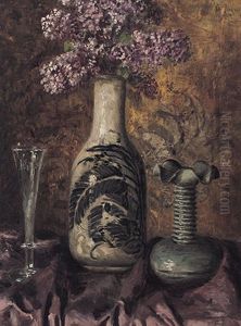 Stilleben Mit Fliederstraus In Japanischer Vase, Sektglas Und Jugendstilvase Auf Drapiertem Violettem Tuch Stilleben Mit Fliederstraus In Japanischer Vase, Sektglas Und Jugendstilvase Auf Drapiertem Violettem Tuch