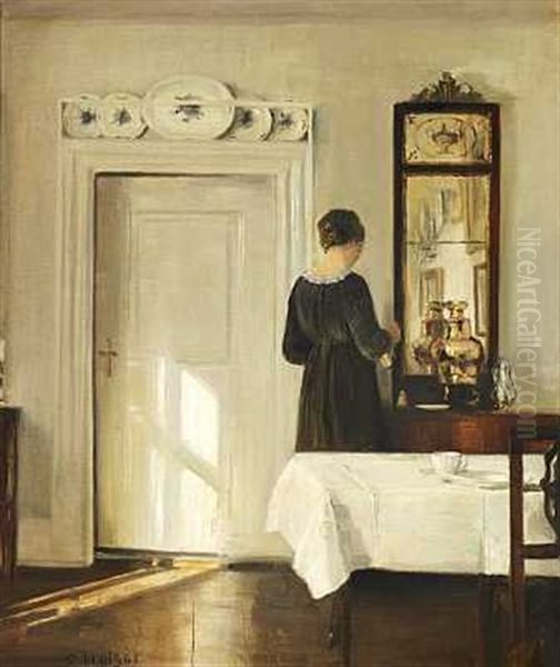 Kunstnerens Hustru I Stuen Med Sollys, Spejl Og Spisebord Med Hvid Dug - view 1