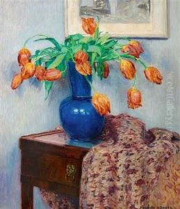 En Buket Blomstrende Tulipaner I En Bla Vase Pa Et Mahognibord