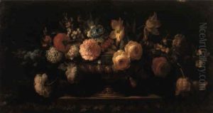 Roses, Orillets, Lilas Et Autres Fleurs Dans Une Coupe Sur Un Socle