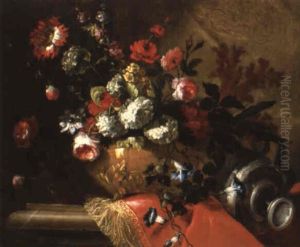 Vase De Fleurs Sur Une Draperie Rouge