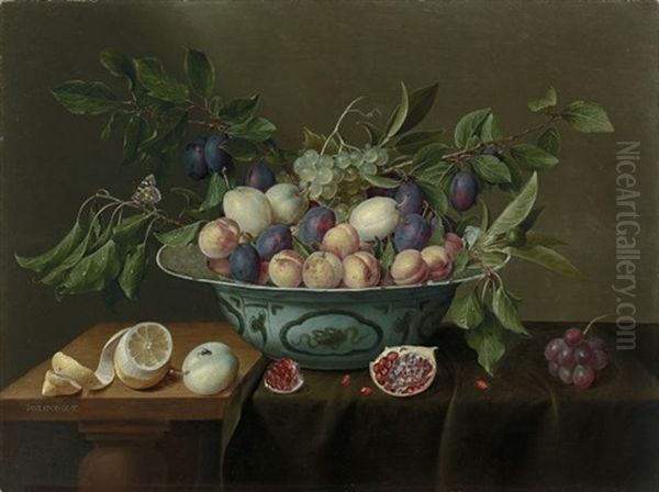 Abricots, Prunes Et Raisins Dans Une Coupe En Porcelaine Bleue De Chine - view 1
