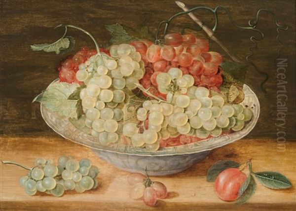 Coupe En Porcelaine De Type Wanli Avec Grappes De Raisins Et Fruits Disposes Sur Un Entablement - view 1