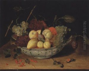 Raisins Et Prunes Dans Un Plat En Delft Sur Un Entablement En Bois